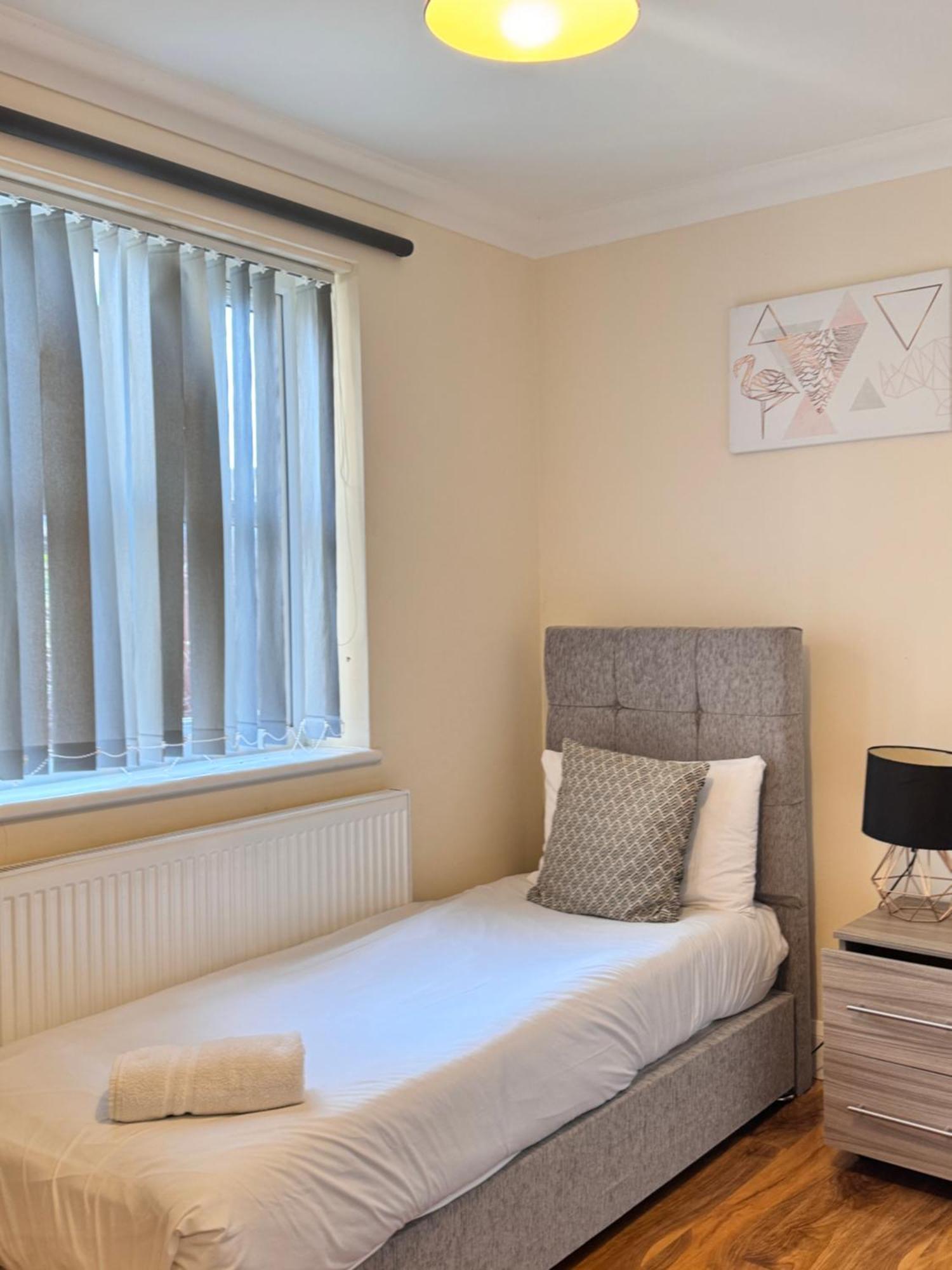 Comfort Heathrow Stay 5 Mins To The Terminal Stanwell Екстериор снимка