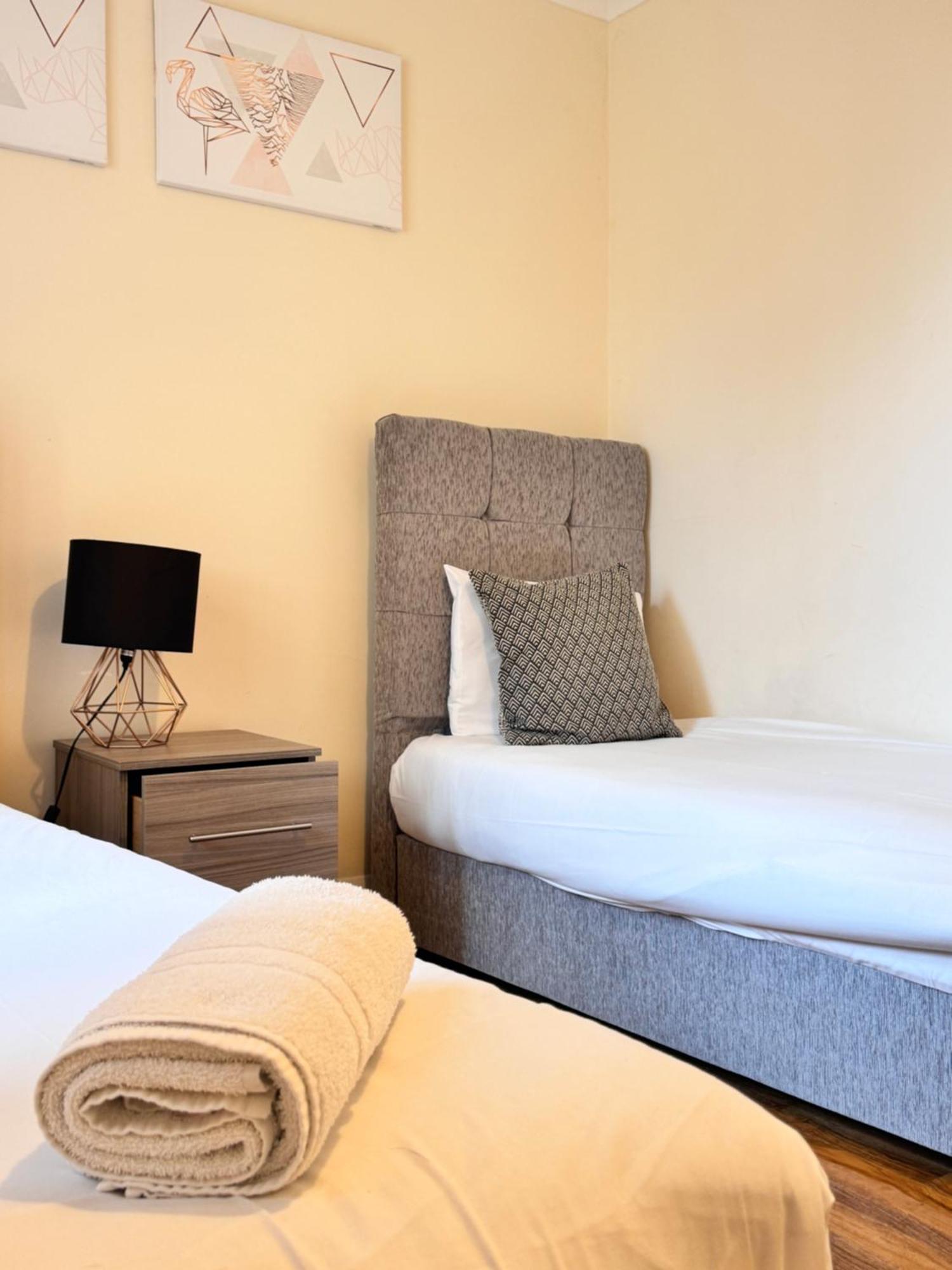 Comfort Heathrow Stay 5 Mins To The Terminal Stanwell Екстериор снимка