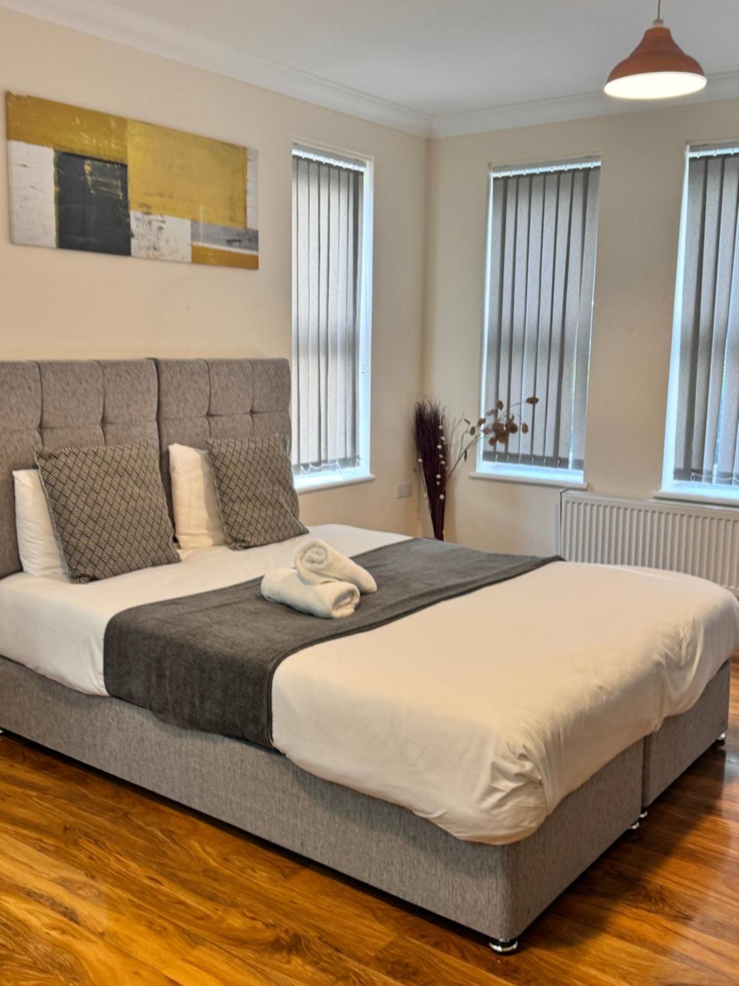 Comfort Heathrow Stay 5 Mins To The Terminal Stanwell Екстериор снимка