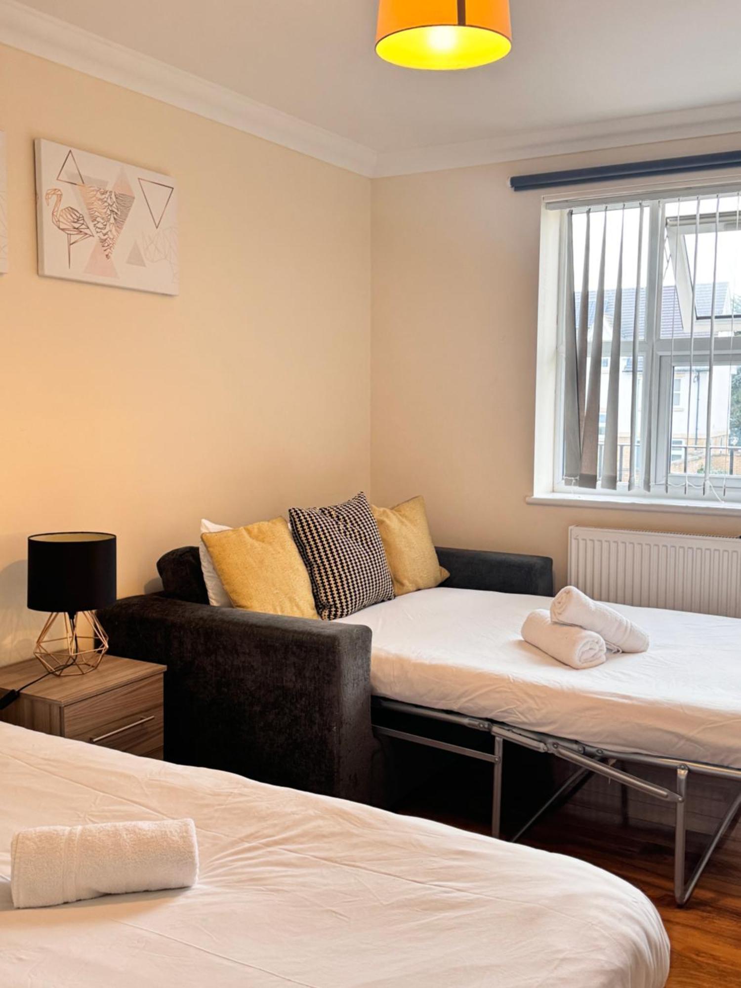 Comfort Heathrow Stay 5 Mins To The Terminal Stanwell Екстериор снимка