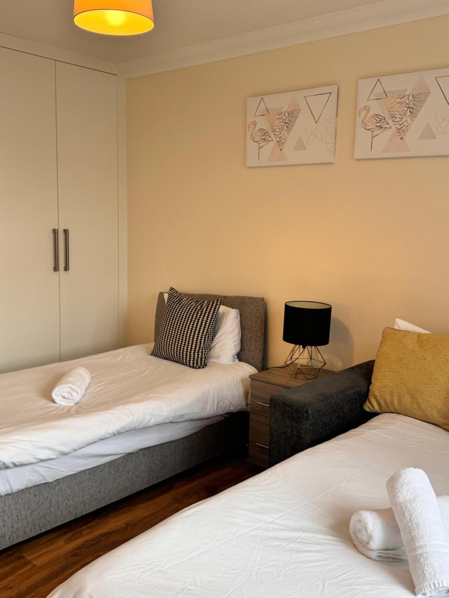 Comfort Heathrow Stay 5 Mins To The Terminal Stanwell Екстериор снимка